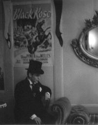 Rolf Weber mit Zylinder auf Stuhl, Filmplakat; Kostümparty, 1958