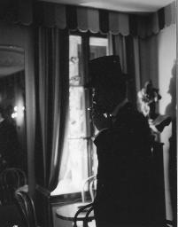 Rolf Weber rauchend in typischer Haltung in Wohnung von Bob Steffen; Kostümparty, 1958