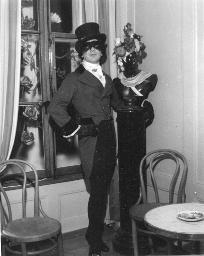 Bob Steffen mit Zorromaske, Frack und Zylinder in seiner Wohnung; Kostümparty, 1958