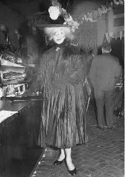 Bob Steffen stehend in Gay Bar mit Umhang und Kopfschmuck, um 1960