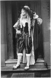 Bob Steffen in historischem Kostüm und Gesichtsmaske vor Haustüre, um 1960