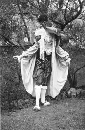 Bob Steffen in historischem Kostüm und Gesichtsmaske in Garten, um 1960
