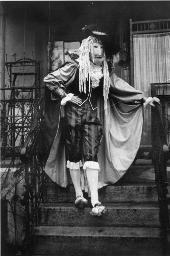 Bob Steffen in historischem Kostüm und Gesichtsmaske auf Treppe vor Haus, um 1960