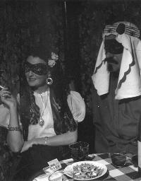 «Lawrence of Arabia» in weiblicher Begleitung, an Kostümmaskenball «Sunset Boulevard», 1958