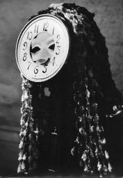 Elisabeth Hofmann (Lisa Tschannen) verkleidet als Uhr, Ziffernblatt vor Gesicht, 1960