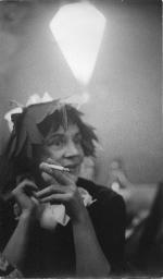 Greti Blum (erste Frau von Kurt Blum), mit Papierblume als Hut, rauchend, 1960