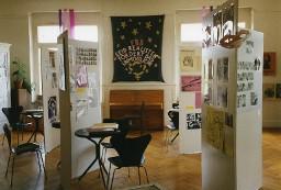 Ausstellung über die FBB (Frauenbefreiungsbewegung) August 1989; Stellwände, Plakate, Bilder und Stühle und Tische