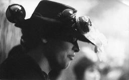 Unbekannte Person mit geschmücktem Hut; Porträt Profil; Kostümparty, 1960