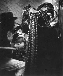 Frau mit Strohhut; unbekannte Kostümierte, Stimmungsbild; Kostümparty, 1960