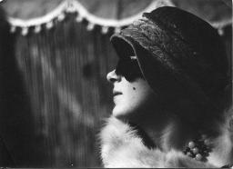 Frau mit Strohhut; Profilansicht; Kostümparty, 1960