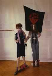 Ausstellung über die FBB (Frauenbefreiungsbewegung) August 1989; zwei Schaufensterpuppen, im Hintergrund ein Plakat der FBB