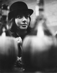 Marianne «Wurzle» Vögeli mit Melone; Kostümparty, 1960