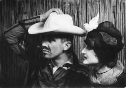 Ursula Werder Jeker mit Hut und aufgestetztem Vogel und Toni Grieb als Cowboy; Kostümparty, 1960
