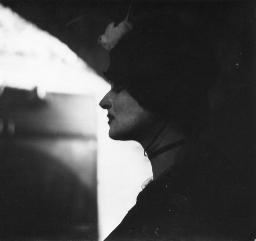 Ursula Werder Jeker mit Fantasiehut im Profil; Kostümparty, 1960