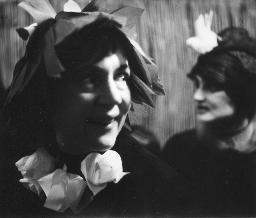 Greti Blum mit Papierblume als Hut und Ursula Werder Jeker mit Fantasiehut mit aufgesetztem Vogel; Kostümparty, 1960