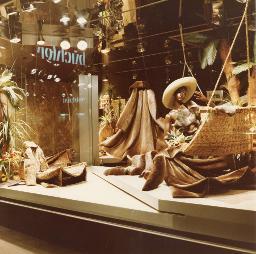 Schaufenster des Spezialgeschäft für Pelz- und Ledermode «Büchler», von aussen fotografiert, Bob Steffen, um 1980