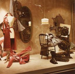 Kunstvoll präsentierte Leder-Jacken im Schaufenster des Kleidergeschäfts «Büchler», Bob Steffen, um 1980