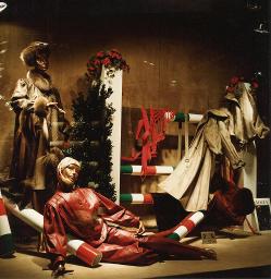 Schaufenster mit verschiedenen Jacken und Dekoration in Form einer Pferdehürde, «Büchler», Bob Steffen, um 1980