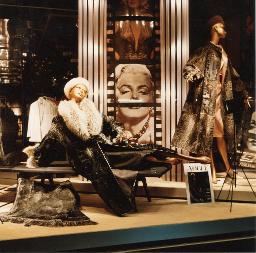 Star, Vogue: Edle Pelze und Mäntel, im Hintergrund ein Foto von Marilyn Monroe, bei «Büchler», Bob Steffen, um 1980