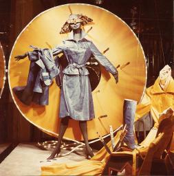 Messerwerfer: Schaufensterpuppe mit blauem Ledermantel auf Drehscheibe, Messer. Bei «Büchler», Bob Steffen, um 1980