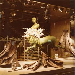 Leder- und Pelzmode dekoriert mit surrealistischer Centaurin (Pferd-Menschpuppe), «Büchler», Bob Steffen, um 1980