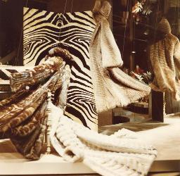 Pelzmäntel und als Hintergrund ein Bild mit Zebrastreifen, «Büchler», Bob Steffen, um 1980