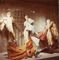 Klassische Antike im Schaufenster mit dekorierter Pelz- und Ledermode, «Büchler», Bob Steffen, um 1980