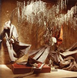 Blick in ein Schaufenster des Pelz- und Lederspezialisten «Büchler», Weihnachtsdekoration, Bob Steffen, um 1980