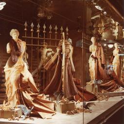 Venus von Milo im Schaufenster mit Pelz- und Ledermode, «Büchler», Bob Steffen, um 1980