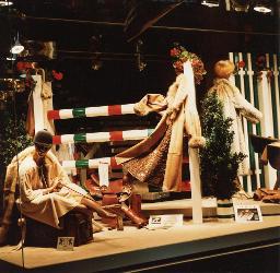 Schaufenster mit verschiedenen Jacken und Dekoration in Form einer Pferdehürde, «Büchler», Bob Steffen, um 1980