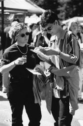 Zwei Frauen studieren eine Broschüre; Christopher Street Day 1998 in Bern