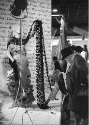 Besucherin der Messe betrachtet Dekoration von Bob Steffen, Mustermesse Basel (muba), um 1975