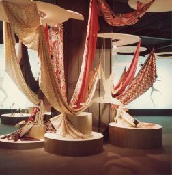 Stoffkaskaden und Figuren von Luciano Andreani, Mustermesse Basel (muba), um 1975