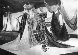 Stoffdrapierungen an Puppen, Schuhe von Bally, Salon Creation, Mustermesse Basel (muba); Bob Steffen, um 1975