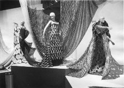 Stoffdrapierungen an Puppen, Salon Creation, Mustermesse Basel (muba); Bob Steffen, um 1975