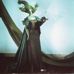 Puppe mit Haarkreation und Schuh in der Hand, dekoriert mit verschiedenen Stoffen, Mustermesse Basel (muba); Bob Steffen, um 1980