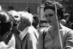 Frau mit kurzen Haaren, Haarband und grossen, runden Ohrringen; Christopher Street Day 1998 in Bern