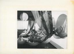 Halbkugel förmige Dekorationen sind mit leichten Stoffen drapiert, Salon Création, Mustermesse Basel (muba); Bob Steffen, um 1975