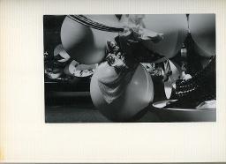 Halbkugel förmige Dekorationen sind mit Stoffen drapiert, Nahaufnahme an der Mustermesse Basel (muba); Bob Steffen, um 1975