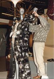 Unbekannte Ausstellungssituation, Bob Steffen beim Aufbau, um 1975