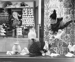 Corsagen, Strapsen und Büstenhalter im Schaufenster des Unterwäsche-Geschäfts «Dyana»