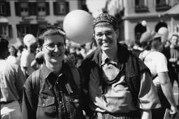 Zwei Frauen mit kurzen Haaren, Blusen und mit Brille, lachend; Christopher Street Day 1998 in Bern