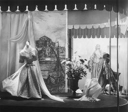 Elegante Abendkleider und Perlenketten im Schaufenster von «Ciolina» vor romantischem Gemälde