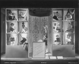 Schaufenster des amerikanischen Modehauses «Lord & Taylor» mit Handtaschen