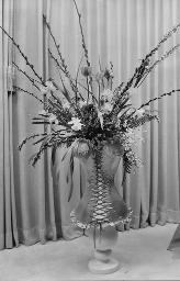 Korsett mit einem Blumenstrauss, Modehaus « Weilemann»
