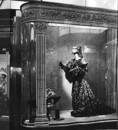 Frontansicht des Modehaus «Ciolina» in Bern, rechts