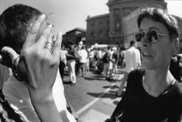 Zwei Frauen mit kurzem Haar und Sonnenbrille, die eine Frau hält sich Hand vors Gesicht, sie trägt grossen Fingerring; Christopher Street Day 1998 in Bern