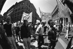 Demonstranten mit Plakaten auf der Strasse; Christopher Street Day 1998 in Bern