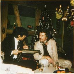 Bob Steffen mit Schnauz und unbekannter junger Mann diskutieren im Bauernhaus, 1974