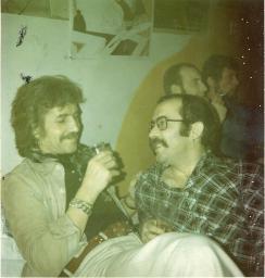 Bob Steffen, Schnauz, Lockenkopf, trinkt; unbekannte Männer, Ursus Klub(?), um 1975